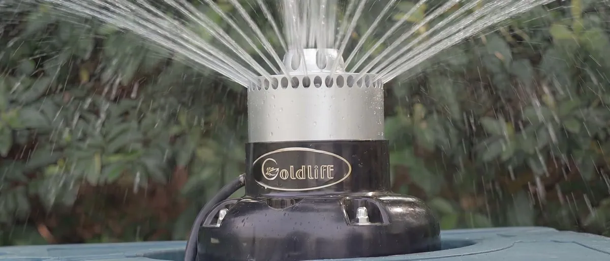 An aluminium nozzle on the fountain float, spraying a ring of thin jets